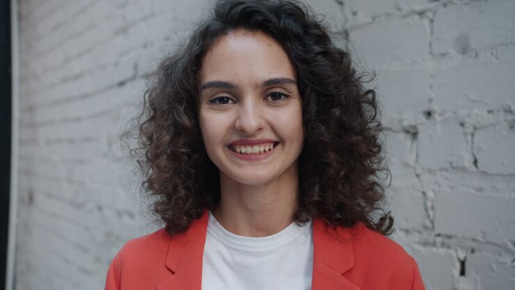 Donna sorridente con blazer rosso