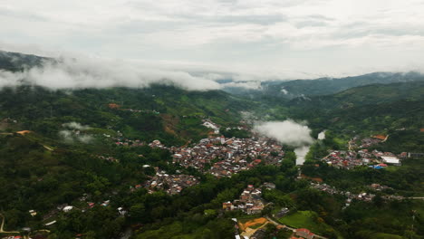 drone filmado alrededor de la ciudad de san rafael en las tierras altas de antioquia, colombia