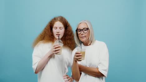 la nieta y la abuela disfrutando de las bebidas juntos