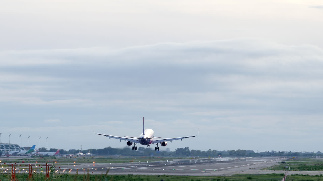Static shot commercial passenger air plane touchdown arrival | Premium ...