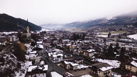 Hyperlapse-Der-Ikonischen-Kirchberg-Gemeinde-In-Der-Wintersaison,-Luftaufnahme