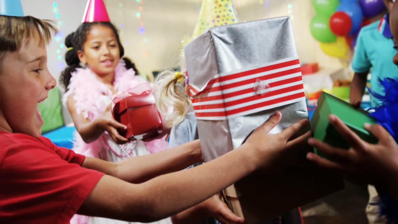 niña de cumpleaños recibiendo cajas de regalos de amigos 4k