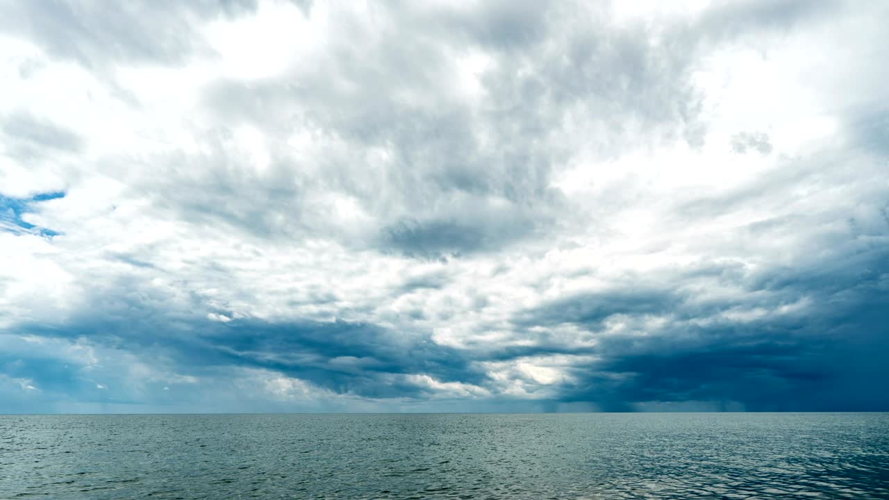 바다와 푸른 하늘의 4k 타임 스,  구름이 진화하고 모양을 바꾸고, 역동적인 날씨, 아름다운 바다 풍경, 비디오 루프