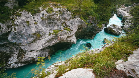 río de montaña isonzo soča en el parque nacional de triglav eslovenia, alpes eslovenos