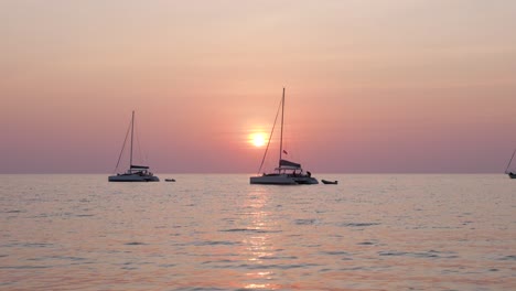 Hermosa-Puesta-De-Sol-Detrás-De-Veleros-En-El-Mar---Cámara-Ultra-Lenta