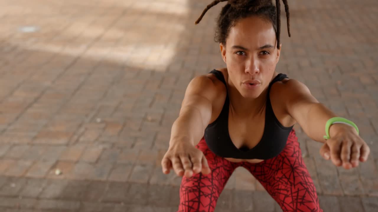 vista frontal de una joven mujer afroamericana haciendo ejercicio en la ciudad 4k