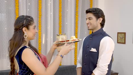 una pareja india celebra el karwa chauth.