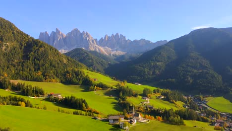 Breite-Drohnenaufnahmen-Der-Chiesa-Di-Santa-Maddalena-Kirche-In-Den-Italienischen-Dolomiten-In-Den-Europäischen-Alpen