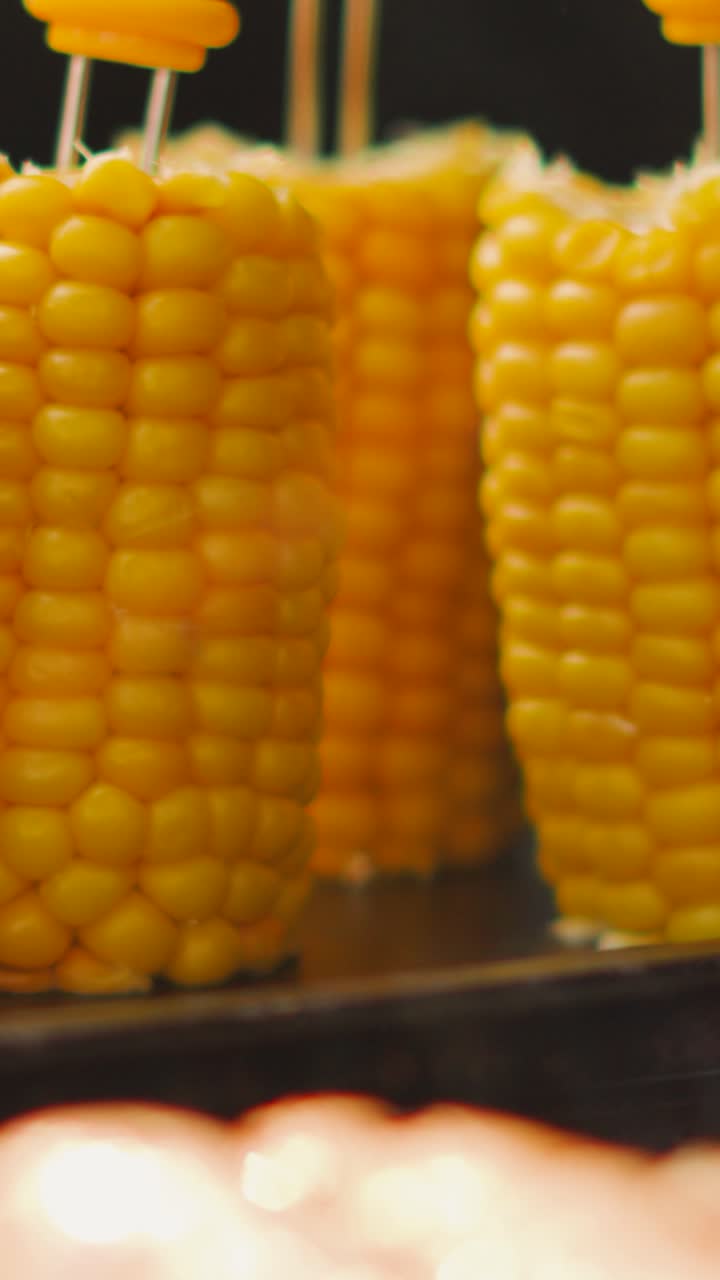 primer plano de maíz a la parrilla en la mazorca