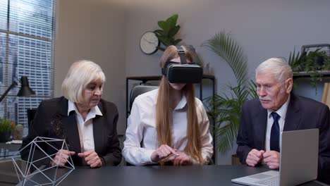 деловая женщина с помощью vr-приложения, наушников, проводит исследования, смотрит график виртуальной реальности в офисе.