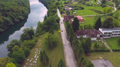 Die-Filmischste-Ansicht-Der-Reise-Durch-Den-Fluss-Und-Einen-Friedhof-In-Der-Landschaftsgemeinschaft,-Bedeckt-Mit-üppigem-Wald-Und-Bergen