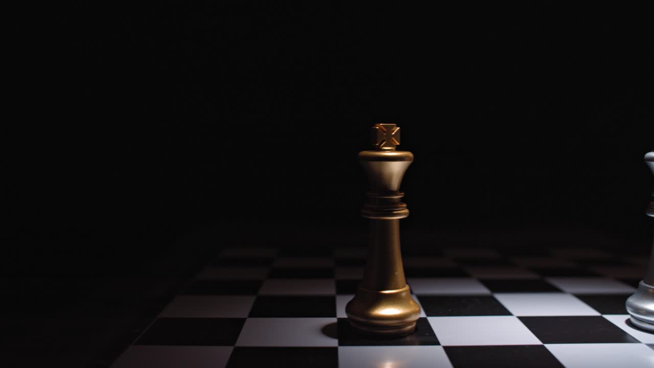 cara a cara entre dos reyes en el tablero de ajedrez - iluminación dramática, camiones a la derecha