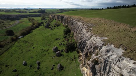 formación de acantilados de piedra caliza, hermoso paisaje de otago rural, nueva zelanda