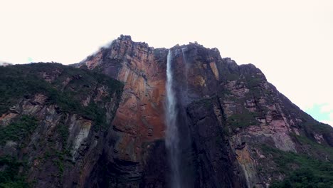 El-Salto-Ángel,-Con-Su-Imponente-Altura,-Es-Una-Visita-Obligada-Para-Los-Aventureros-Y-Entusiastas-De-La-Naturaleza-Que-Buscan-Una-De-Las-Vistas-Más-Extraordinarias-De-La-Tierra.