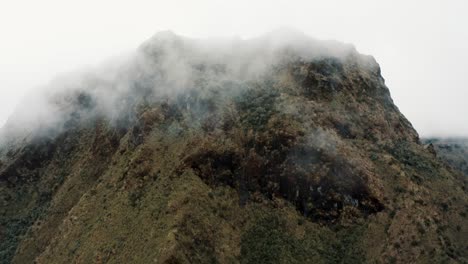 finas nubes moviéndose sobre la cima de la montaña de los andes en el parque nacional cayambe coca en papallacta, ecuador