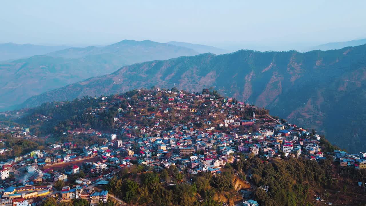 vista aérea de una aldea montañosa en nepal