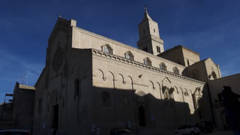 matera, itlay piazza duomo mirando hacia arriba con sombra