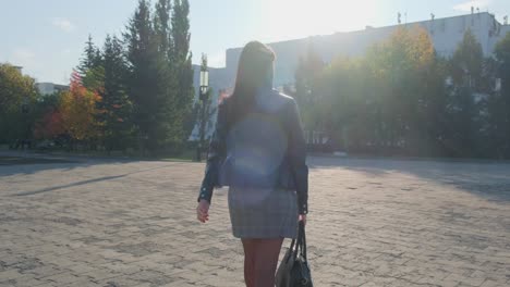 mujer caminando en el parque de la ciudad
