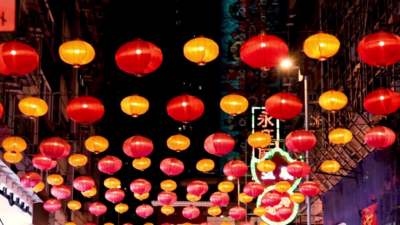 linternas coloridas iluminan la bulliciosa calle del mercado