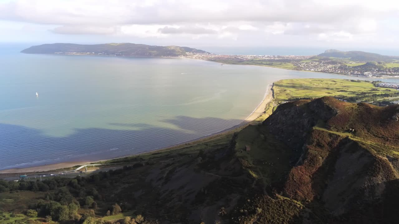 조감도 목가적 인 시골 웨일스 산 계곡 llandudno 해안선 느린 오른쪽 돌리