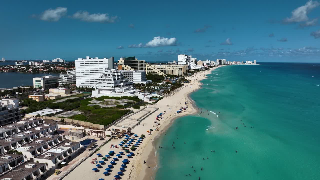 Vista aerea che si eleva intorno alla zona alberghiera nella soleggiata Cancun, Quintana Roo, Messico.