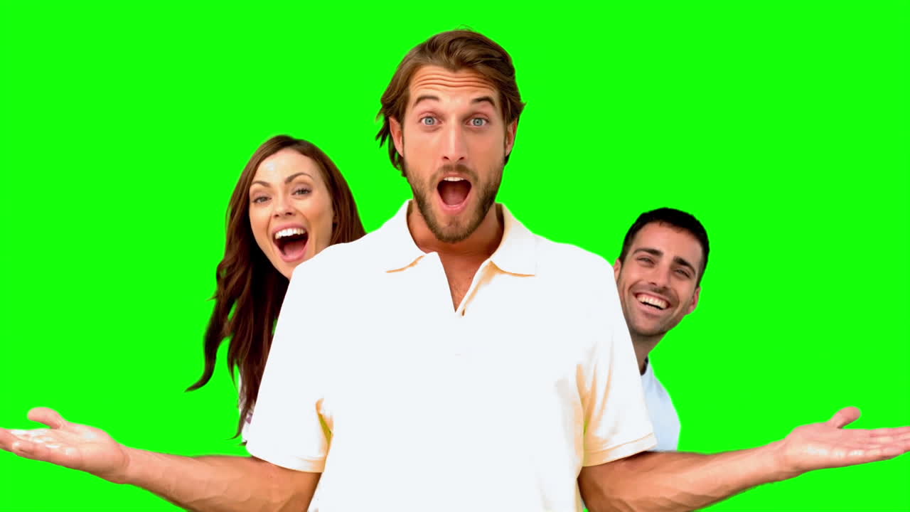 친구들이 남자의 뒤에 숨어있어요