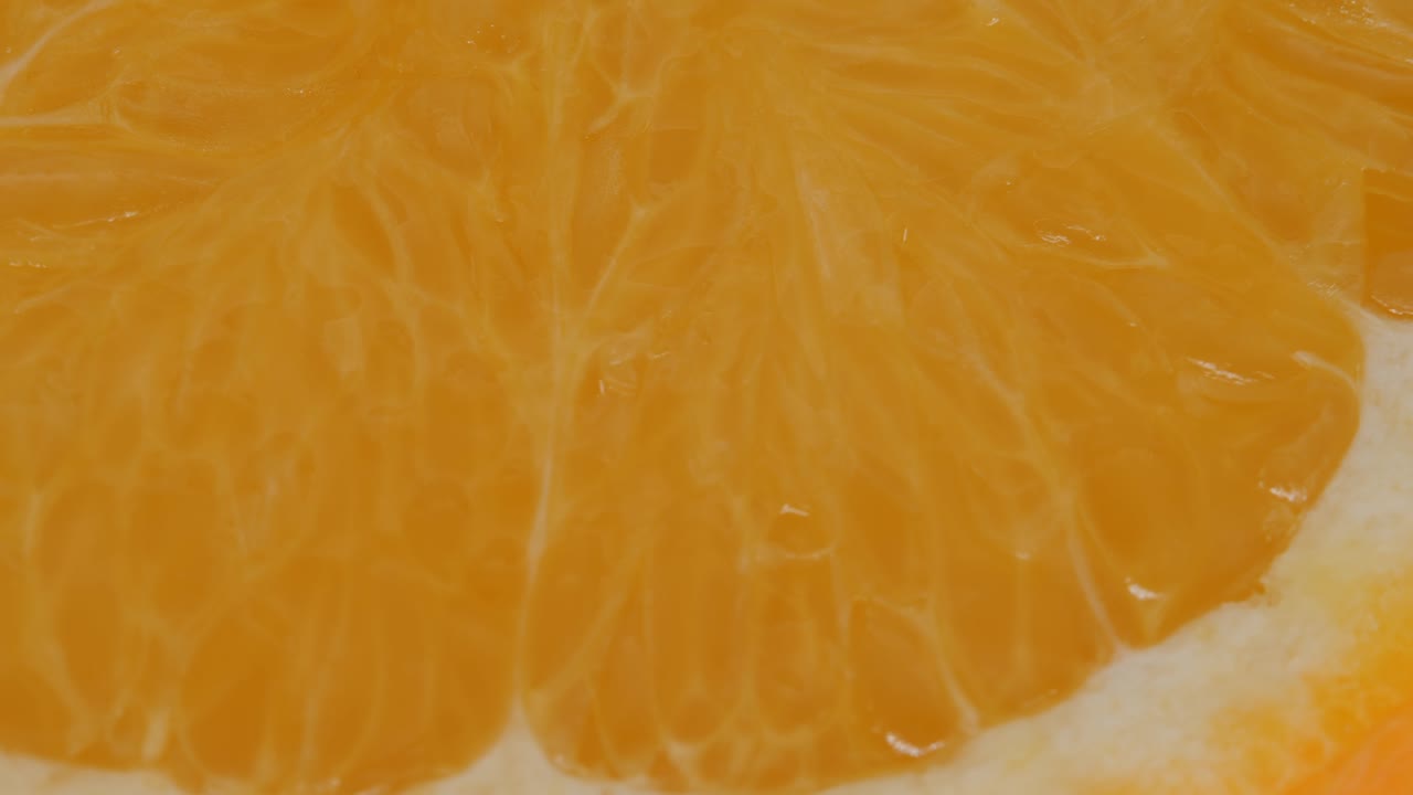 Arancione su sfondo bianco.