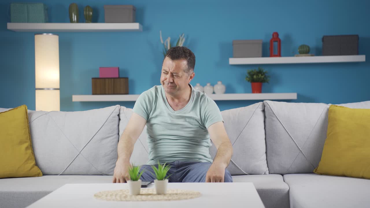 슬 ⁇ 에 빠진 남자는 우울증으로 고통받고 있습니다.