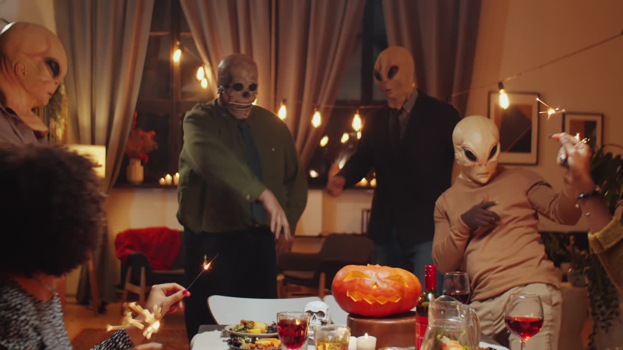 할로윈 홈 파티에서 춤추는 마스크를 입은 친구들