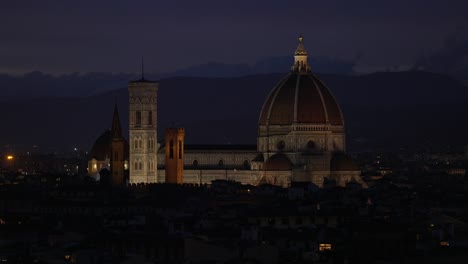 Ein-Atemberaubender-Blick-Auf-Den-Nachts-Beleuchteten-Dom-Von-Florenz-Mit-Den-Sanften-Hügeln-Der-Toskana-In-Der-Ferne,-Perfekt,-Um-Die-Schönheit-Der-Italienischen-Architektur-Und-Wahrzeichen-Zu-Präsentieren