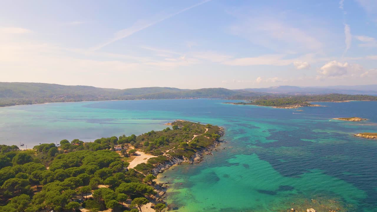 Ripresa aerea stabile con drone sopra una spiaggia esotica a Vourvourou, Calcidica, Grecia