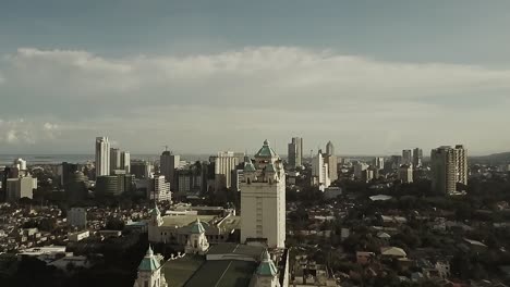 el hotel frente al mar en la ciudad de cebú lahug que muestra la fachada