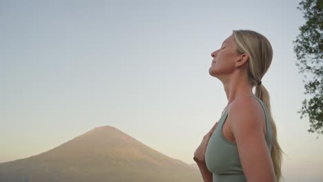 Mujer-Bonita-Que-Respira-Profundamente-Para-Aliviar-El-Estrés-Con-Vista-A-La-Hora-Dorada.