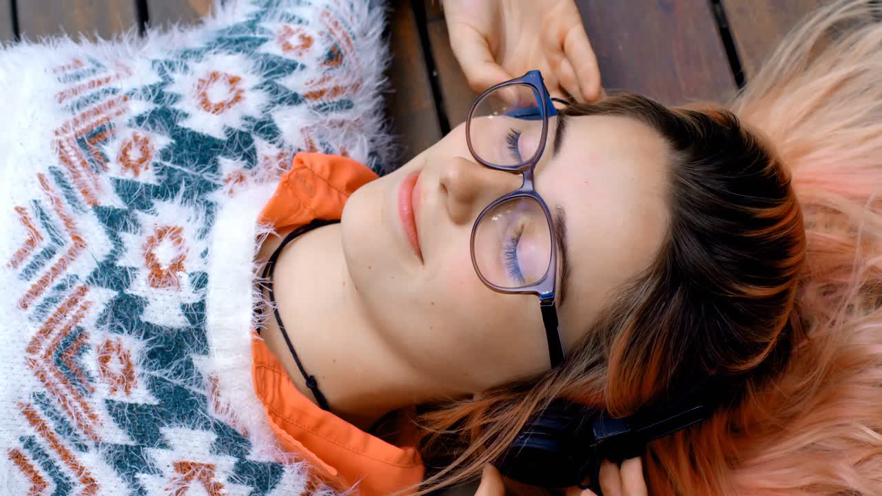 mujer ejecutiva escuchando música en auriculares 4k