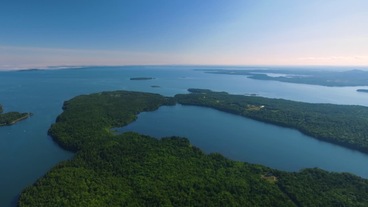 은 푸른 물에 둘러싸인 푸른 나무로 가득 찬 많은 섬들의 아름다운 풍경