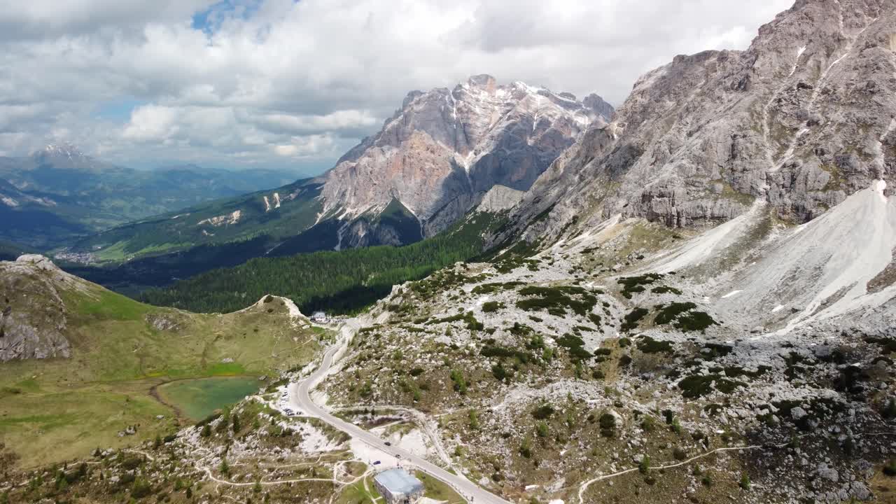 museo forte tre sassi cerca del lago de valparola y el paso de montaña en cortina d'ampezzo, italia