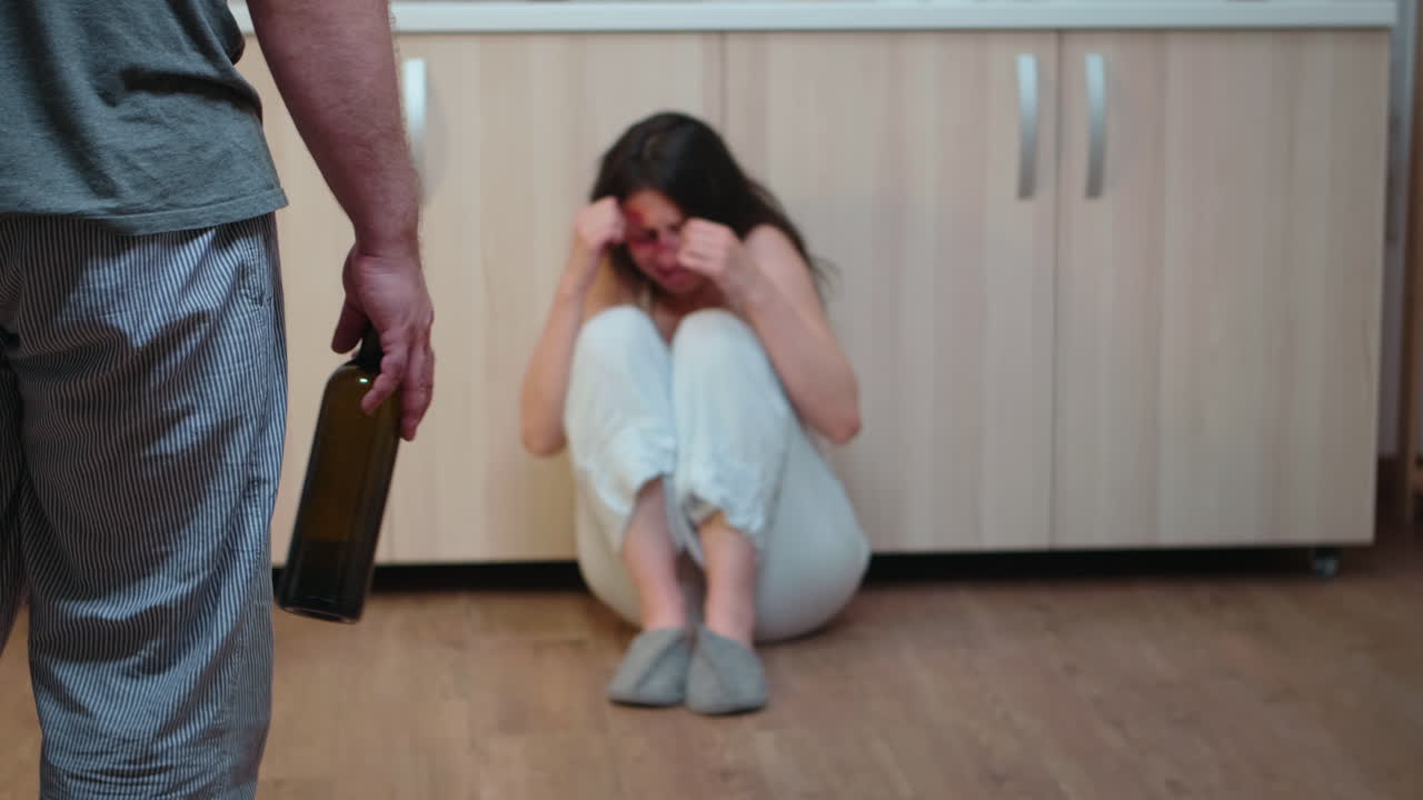 술에 취한 남자가 아내를 때리는 앞에 서 있다