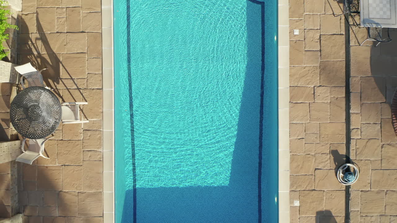 Fugleperspektiv af en landejendom med pool