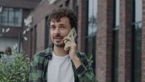 hombre hablando por telefono al aire libre