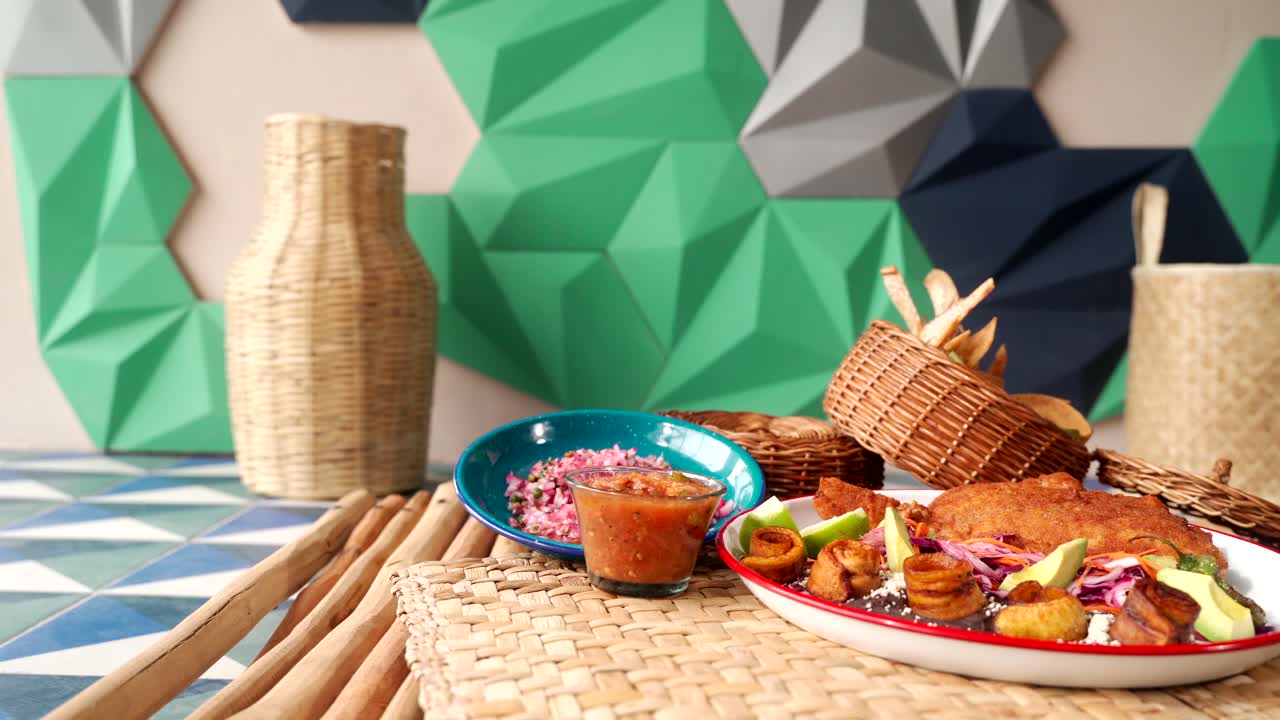 жареная рыба в панировке в мексиканском ресторане кадр слайдера