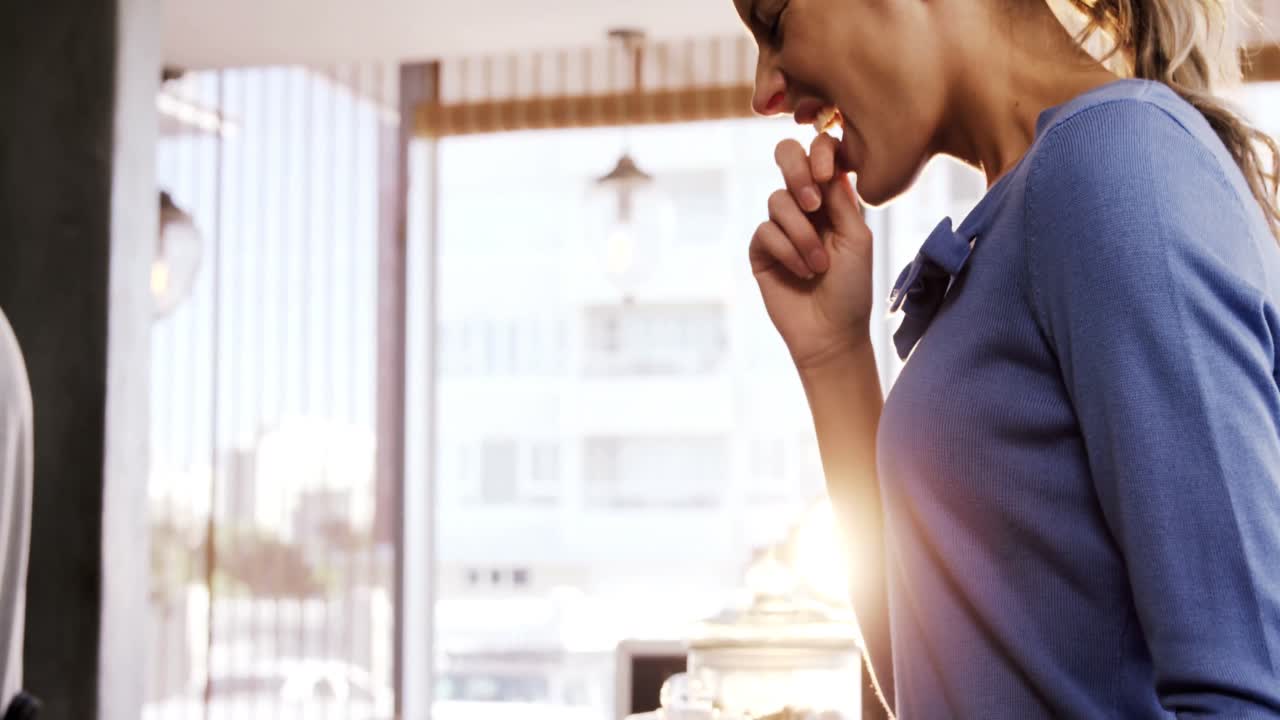 mujer mirando rosquillas tentadoras
