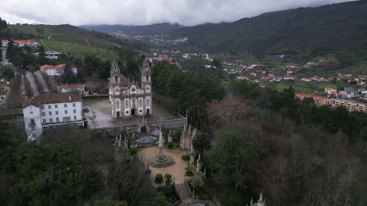 vista aérea de nuestra señora dos remedios, en el estado de lamego, portugal