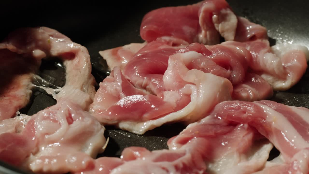 팬에 베이컨을 요리하는 것