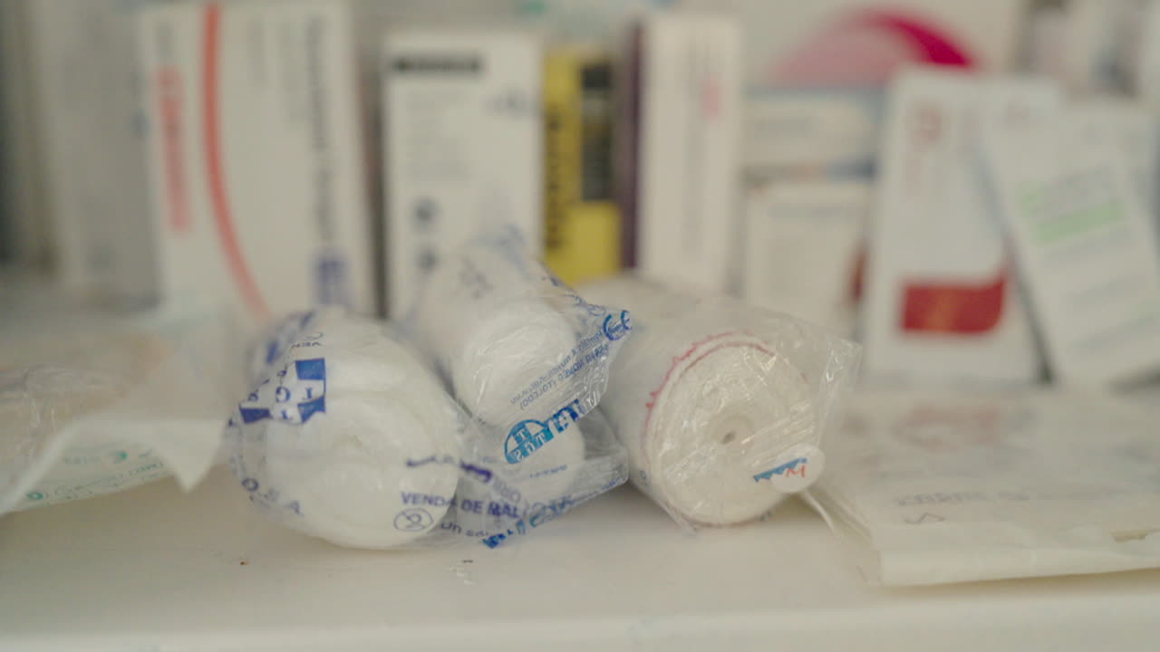 suministros médicos en el estante