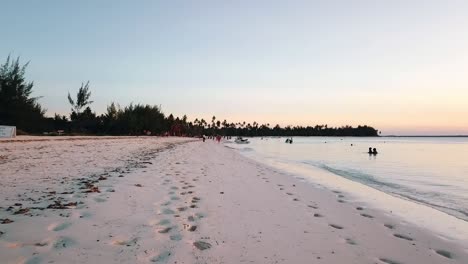 Increíble-Vuelo-Bajo-Hacia-Adelante-Tiro-De-Dron-En-La-Playa