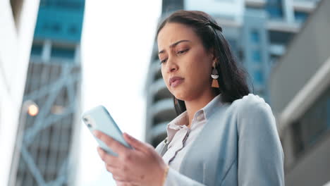 Mujer,-Leyendo-Y-Desplazándose-Con-El-Teléfono-En-La-Ciudad.