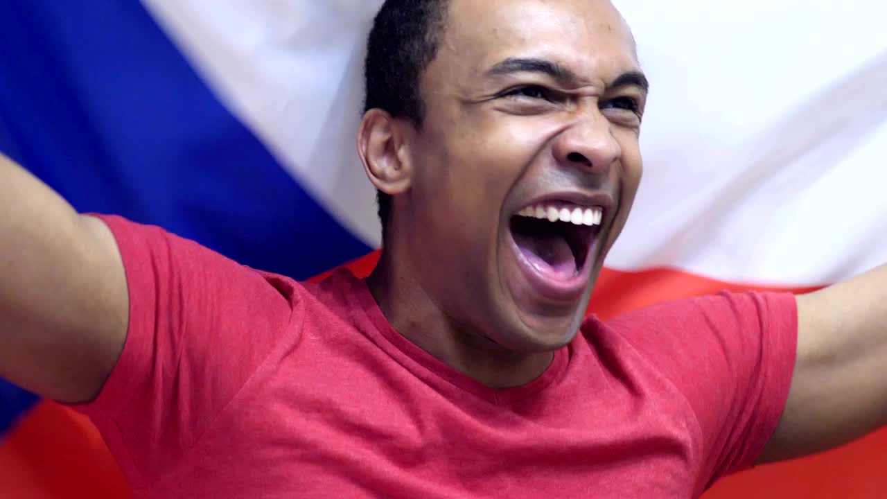 체코 팬 이 체코 공화국 의 발 을 느린 속도로 들고 축하 하고 있다