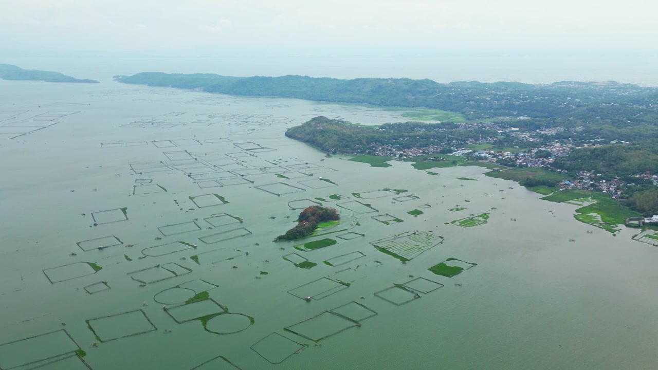 Filmagem aérea profissional documentando a paisagem agrícola da Comunidade Sítio Wawa, Morong, Rizal, Filipinas, apresentando o sinuoso Rio Morong, campos de arroz e paisagem tropical exuberante