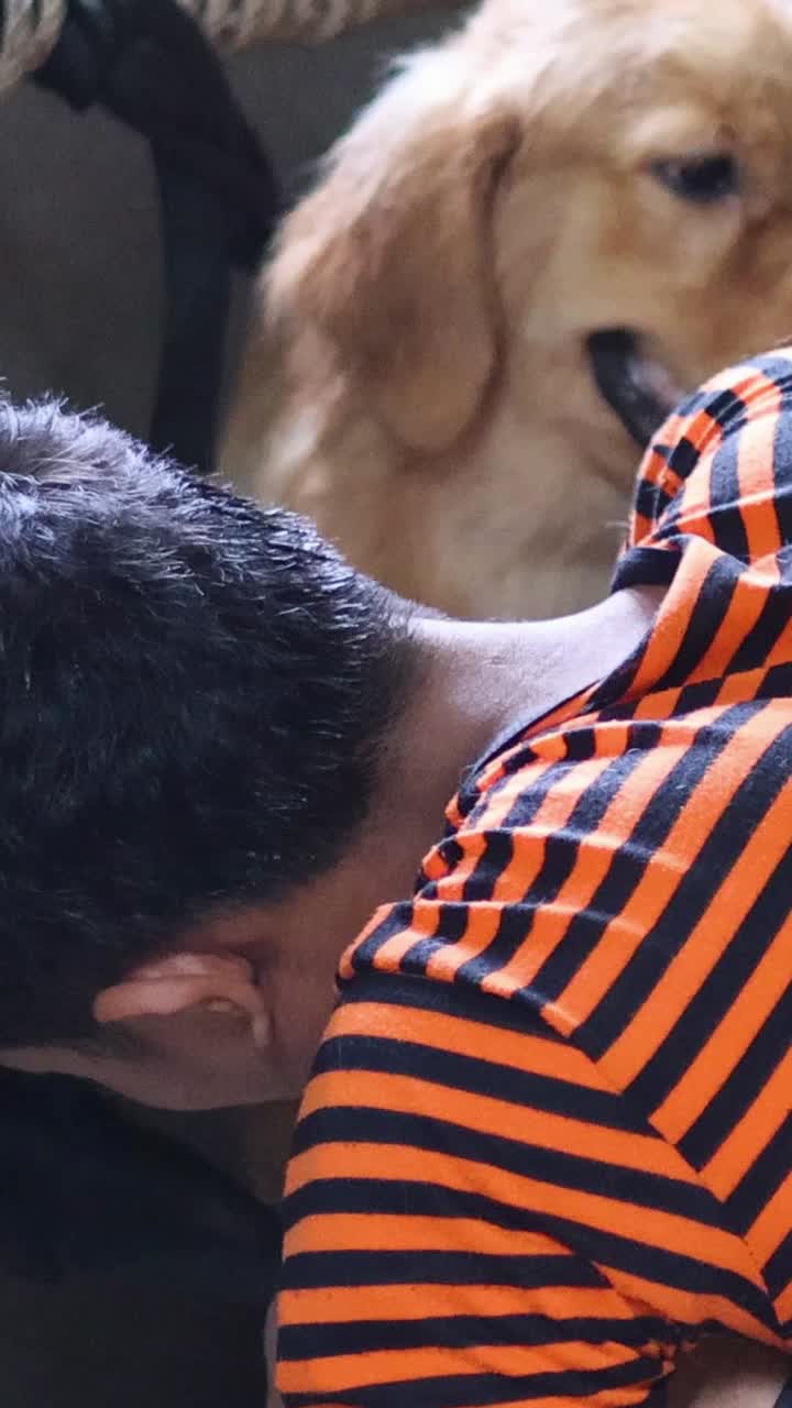 미용실 에서 개 를 정리 하는 남자