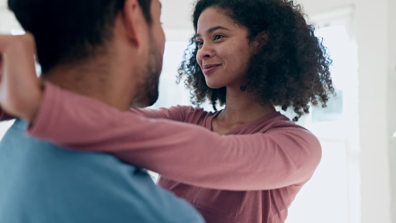 pareja, bailar y casa con reírse de la felicidad